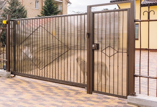 Купить ворота из профлиста с элементами ковки, с металлическими столбами в рамке или под дерево в Керчи от 157455 руб